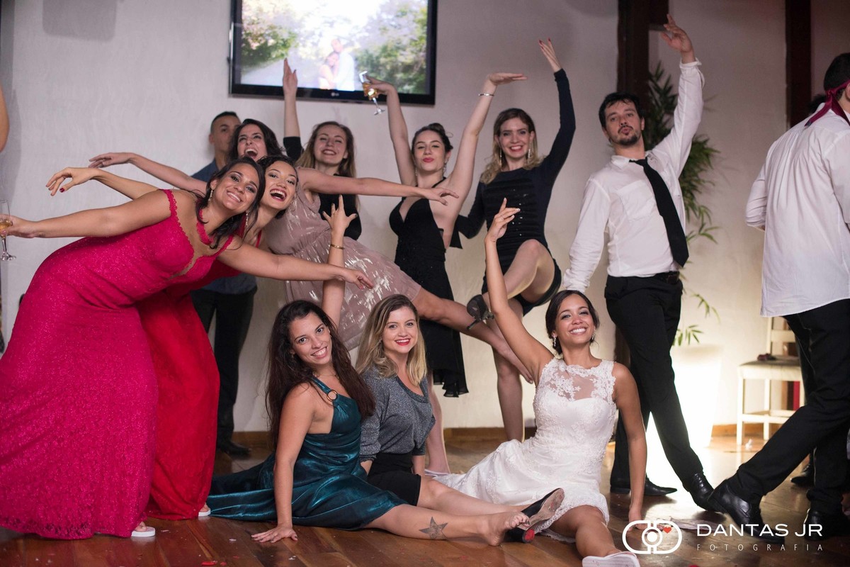 Noiva bailarina com amigas dançando e fazendo poses de ballet e espacate em festa de casamento na Mansão Chamonix