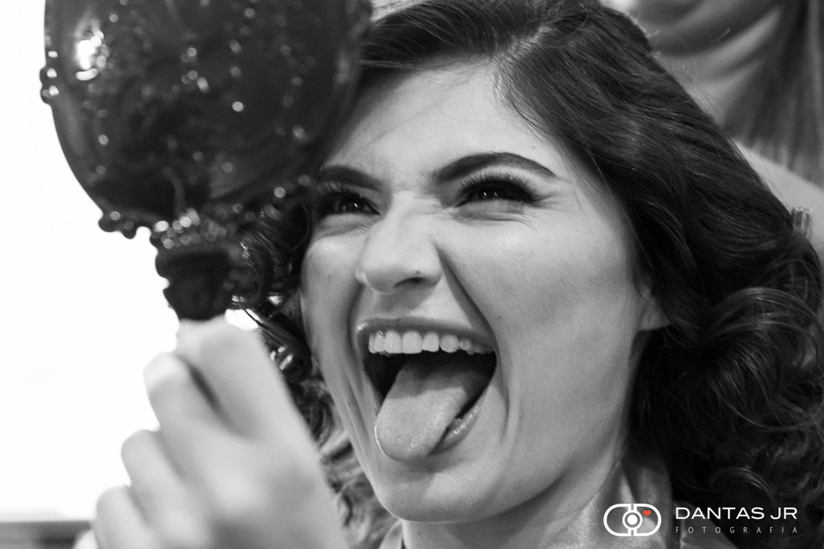 Noiva fazendo careta durante o making of