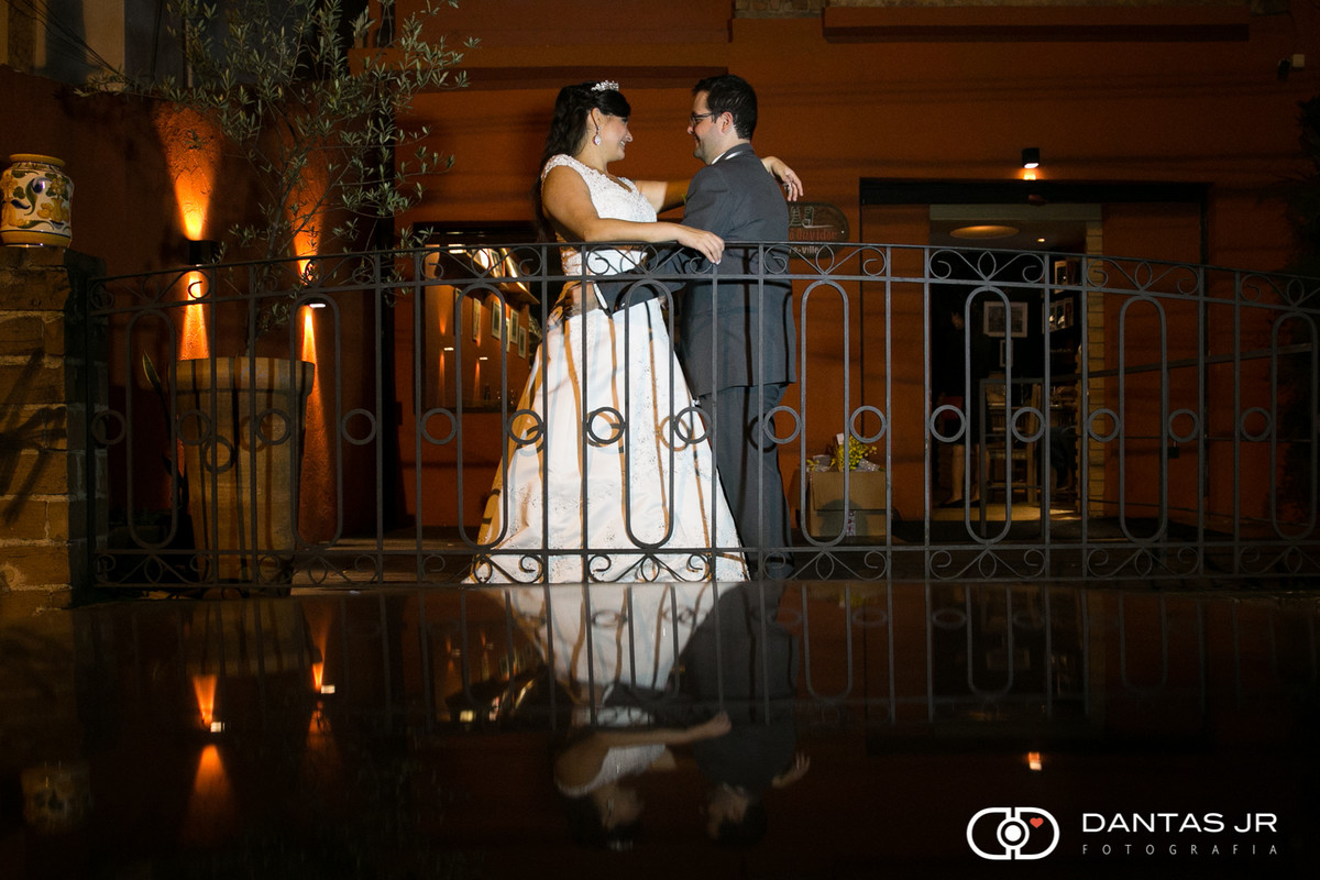 Noivos namorando na sacada do restaurante Bistrô Ouvidor de Botafogo