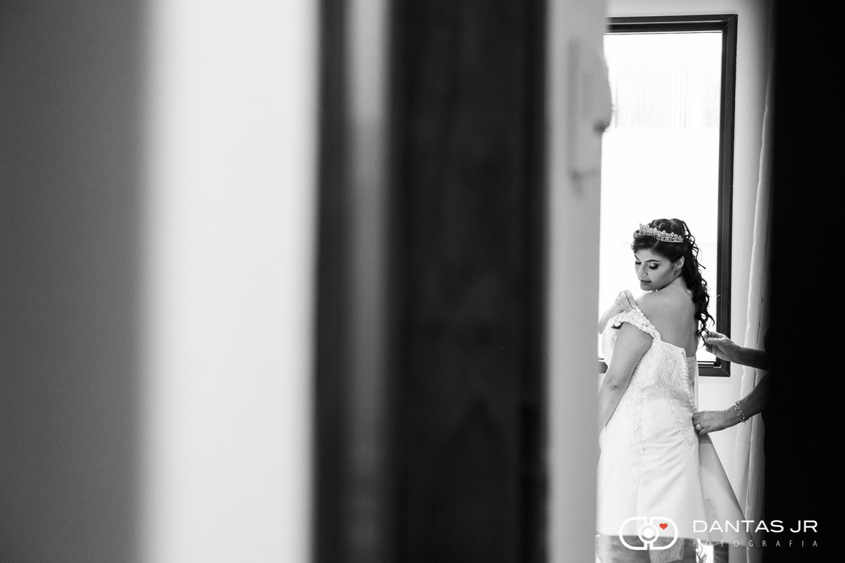 Noiva sendo espiada na porta durante o making of