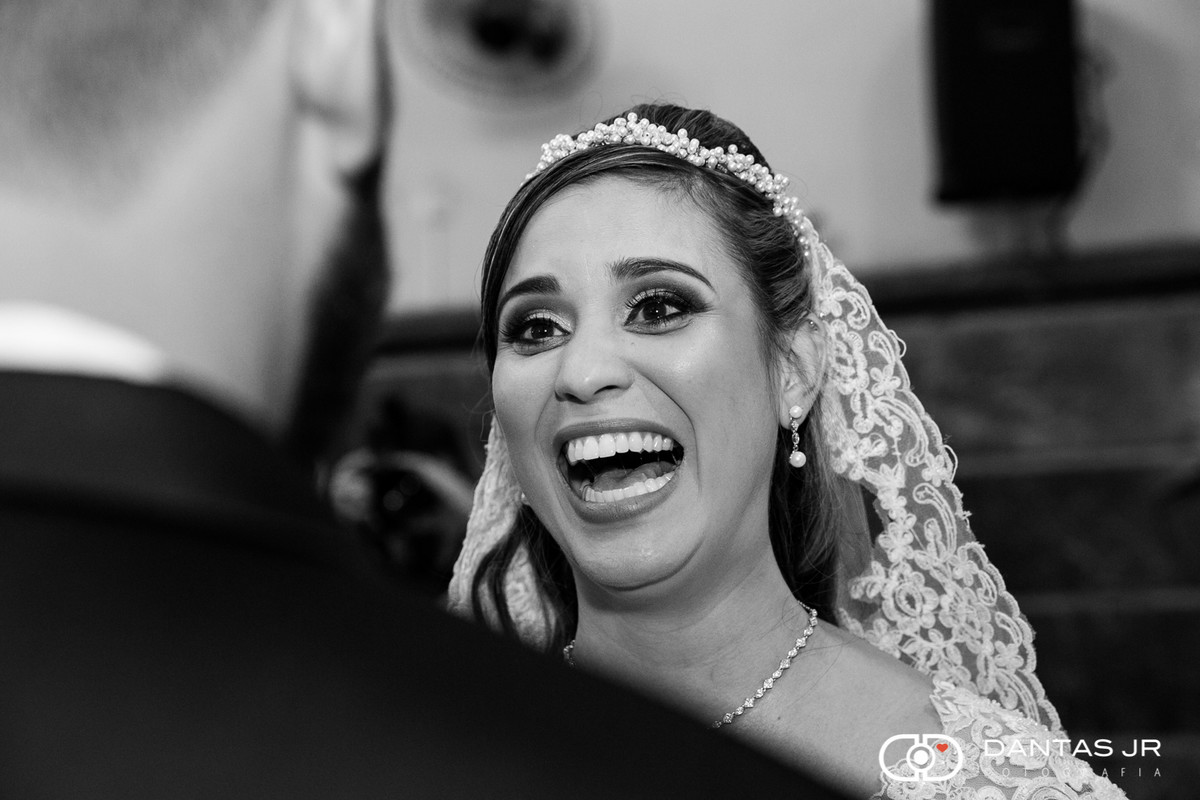 noiva feliz e surpresa durante cerimônia de casamento