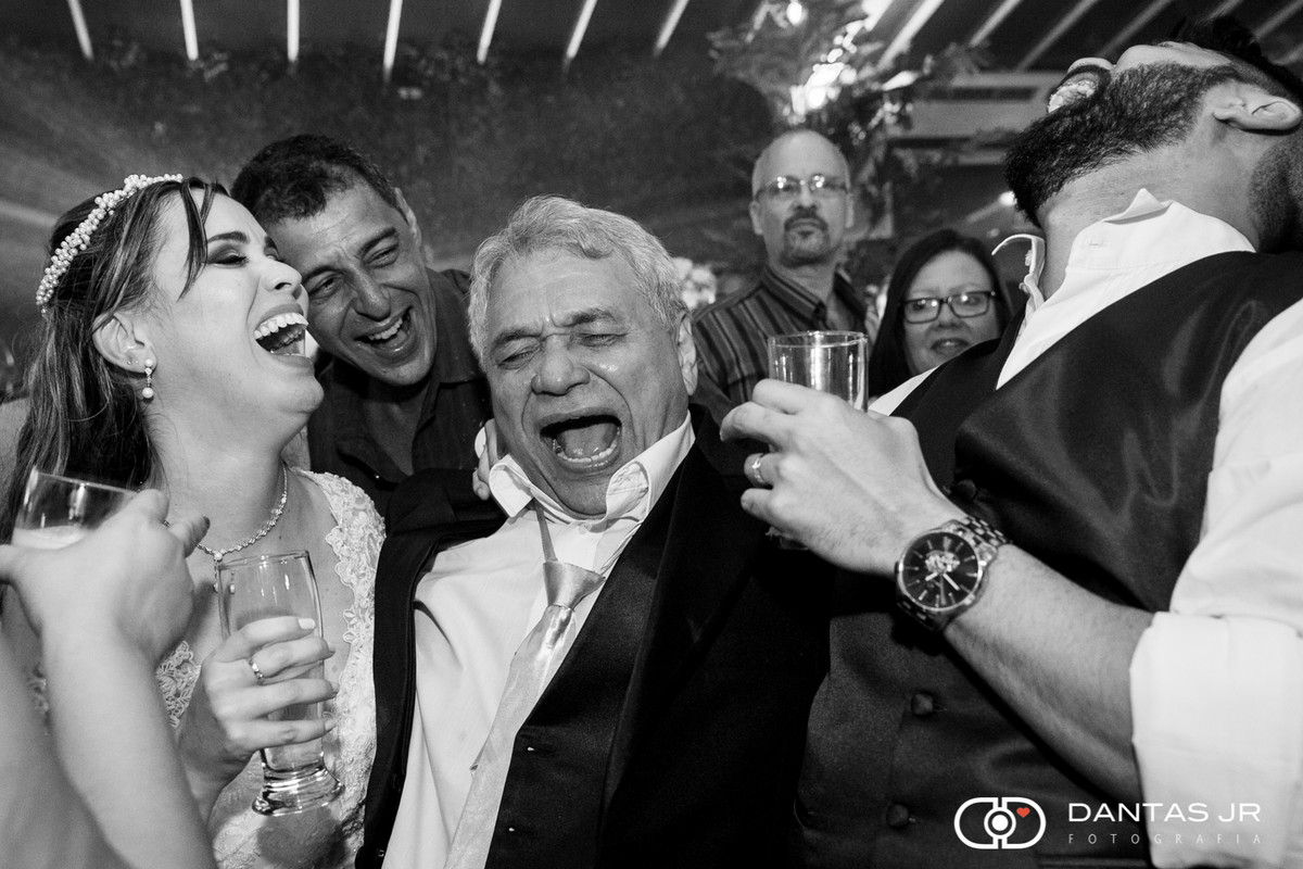 noivos e convidados felizes aproveitando a festa e cantando casamento rock'n'roll