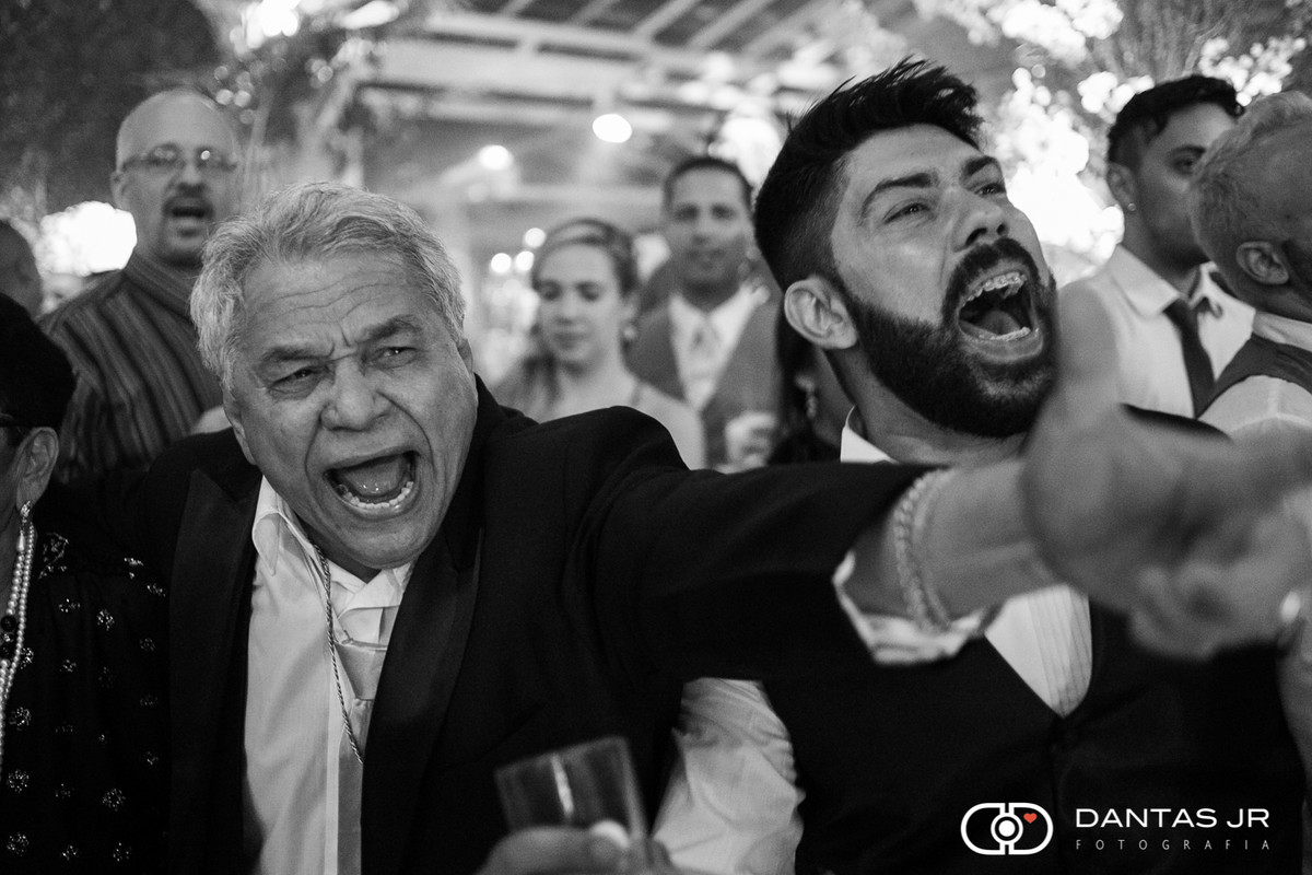 noivos e convidados felizes aproveitando a festa e cantando casamento rock'n'roll
