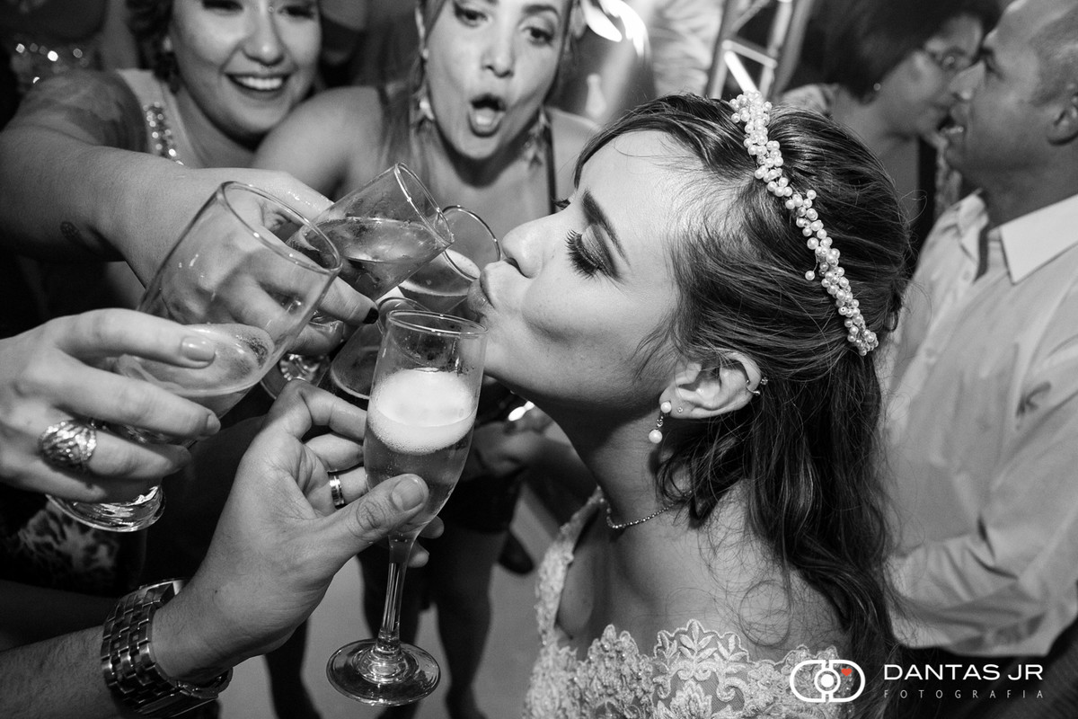 noiva bebendo várias cervejas e feliz