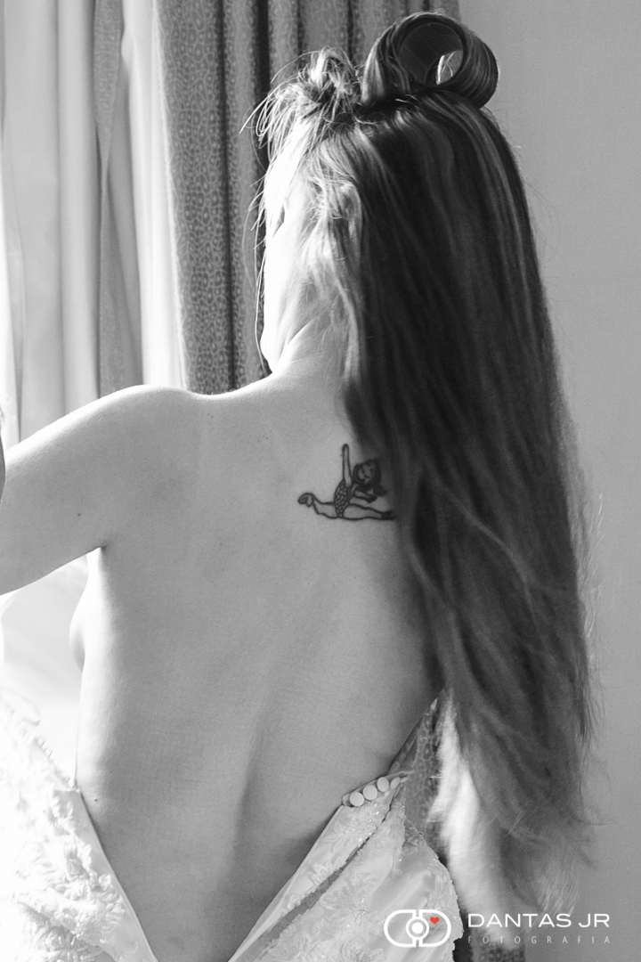 noiva se vestindo no making of boudoir sensual
