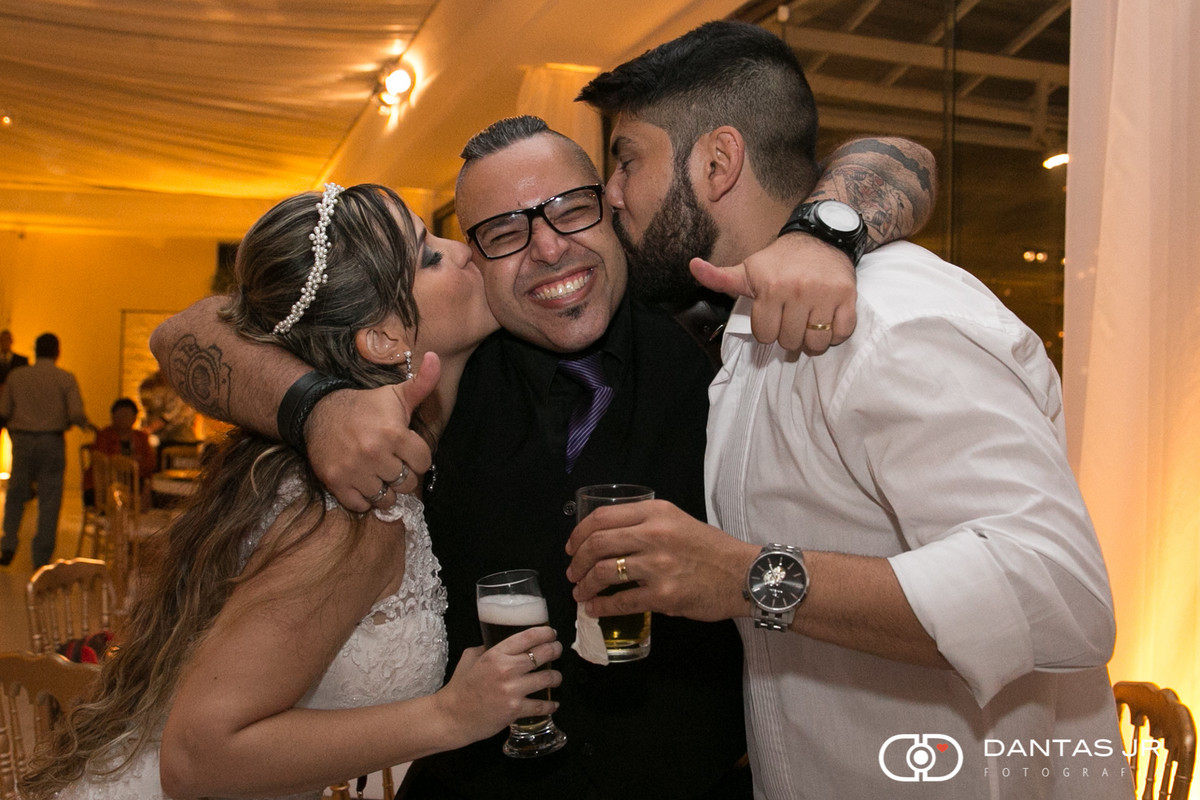 casal de noivos beijando e agradecendo ao melhor fotógrafo de casamentos do Rio de Janeiro Dantas Jr