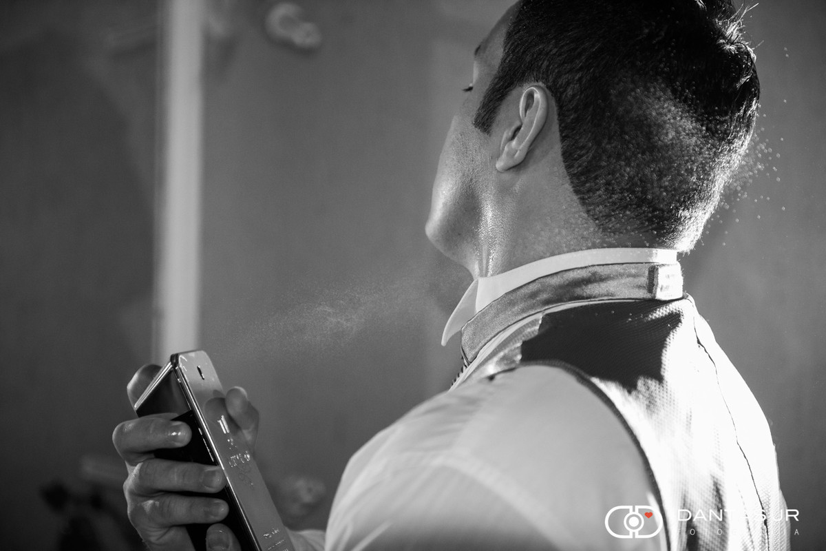 noivo colocando perfume no making of