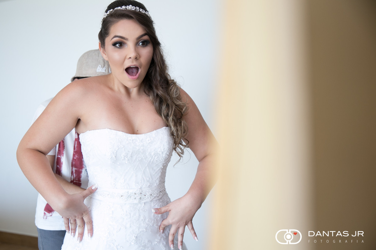 noiva surpresa e feliz ao se ver de vestido de noiva pela primeira vez durante o making of