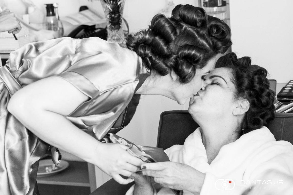 noiva entregando um roupão para a mãe e dando beijo carinhoso