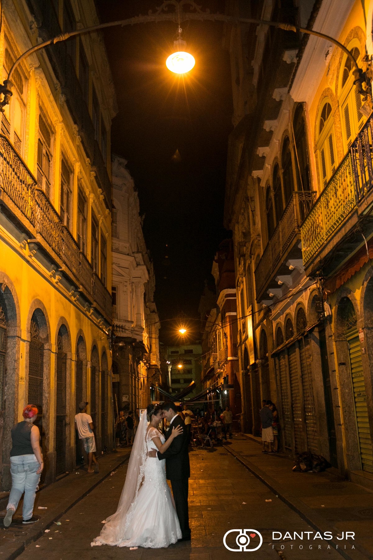 casal se beijando na rua após cerimônia de casamento
