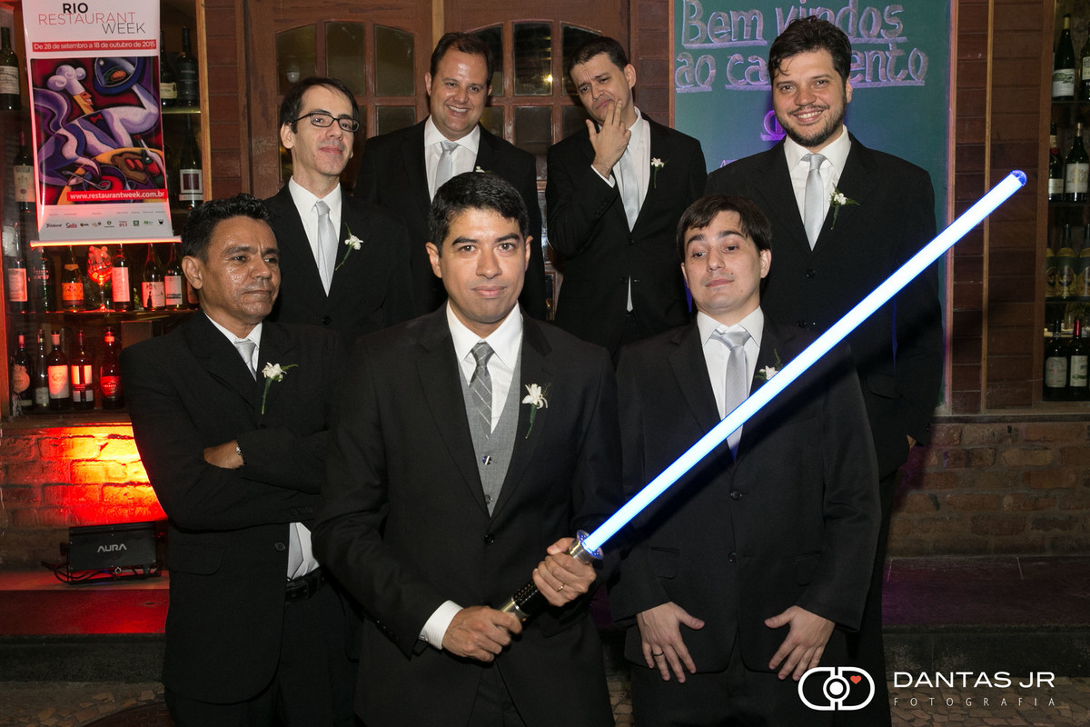 noivo e padrinhos com sabre de luz em casamento temático Star Wars