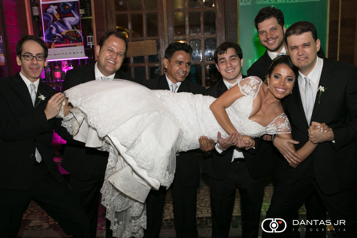 noiva sendo carregada por padrinhos em casamento temático