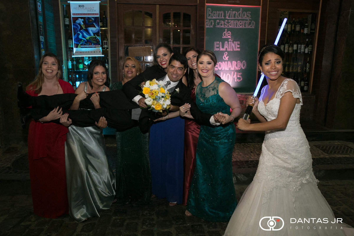 noivo sendo carregado por madrinhas em casamento temático Star Wars e noiva empunhando sabre de luz