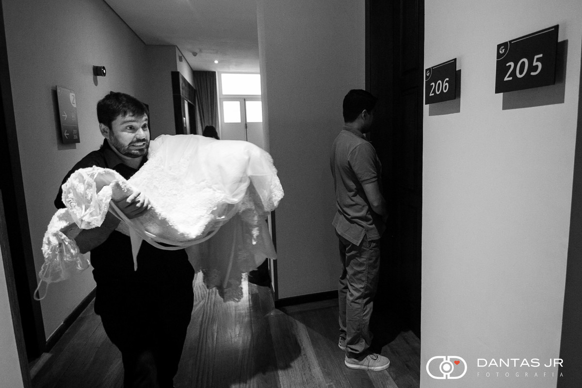 vestido da noiva passando sem o noivo poder ver