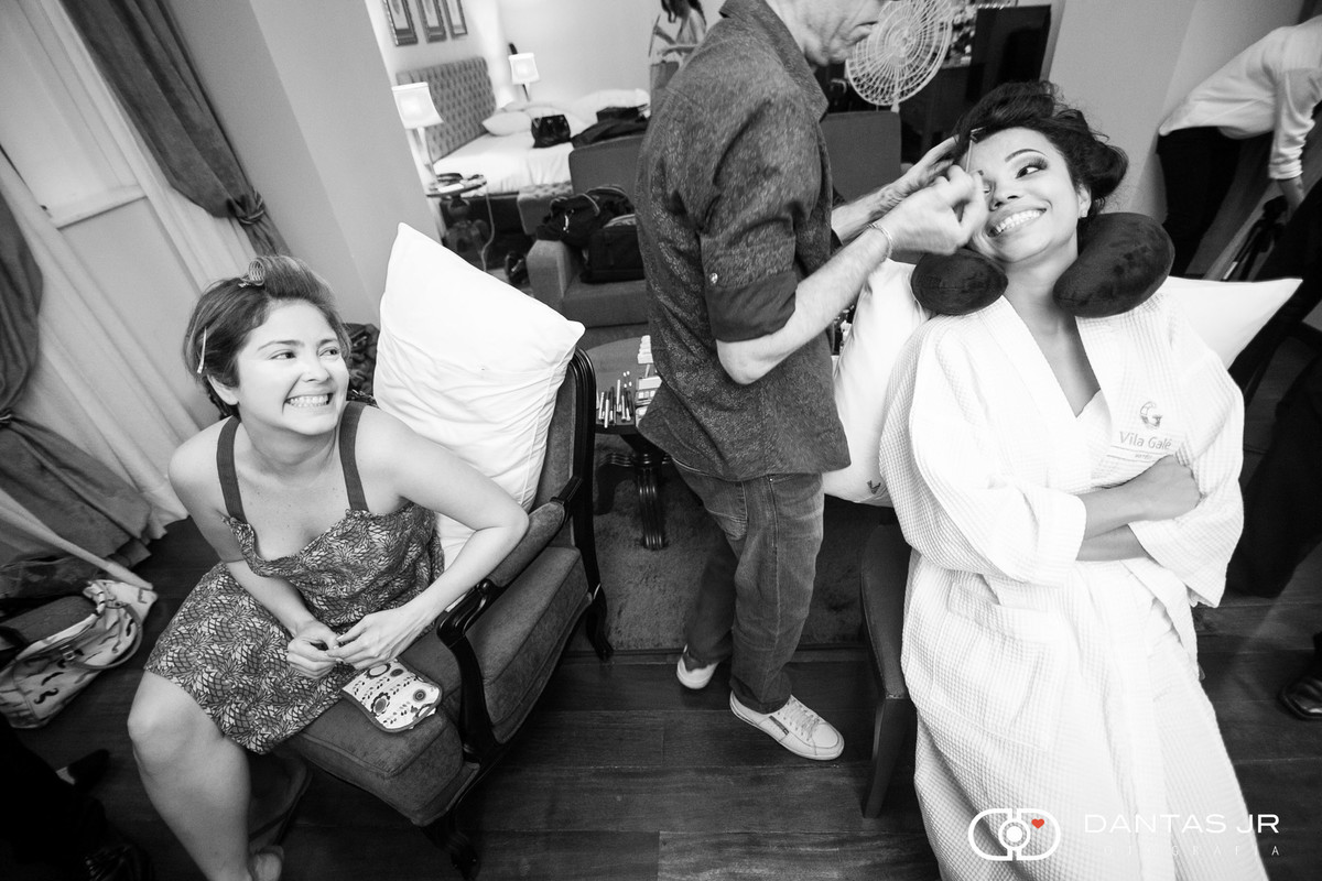 noiva se aprontando no making of com melhor amiga