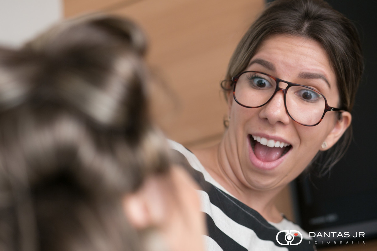 maquiadora espantada com a beleza da noiva pronta durante o making of