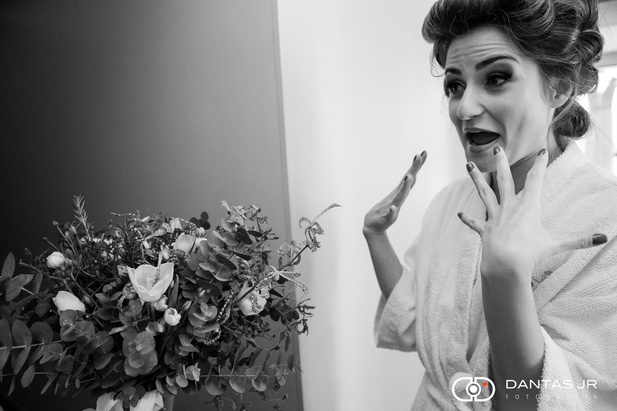 noiva emocionada e recebendo o bouquet com flores do campo