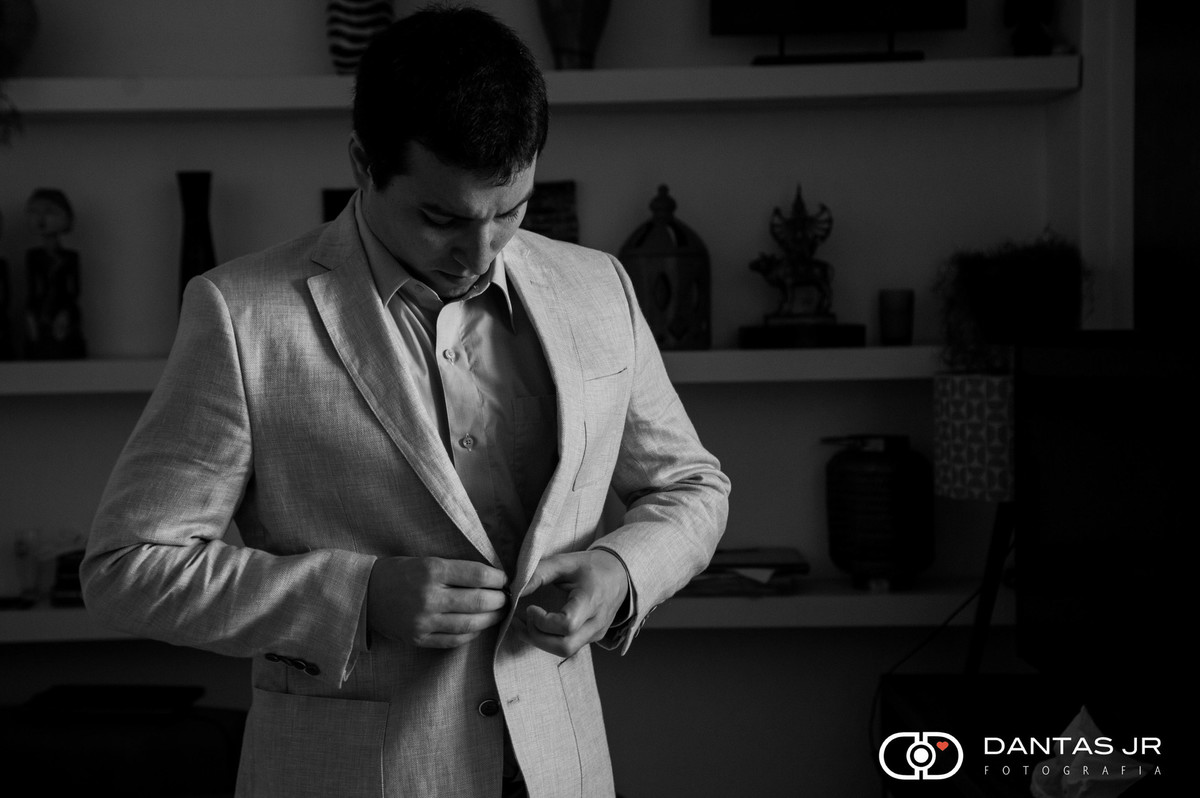 noivo fechando o blaser para o casamento durante seu making of