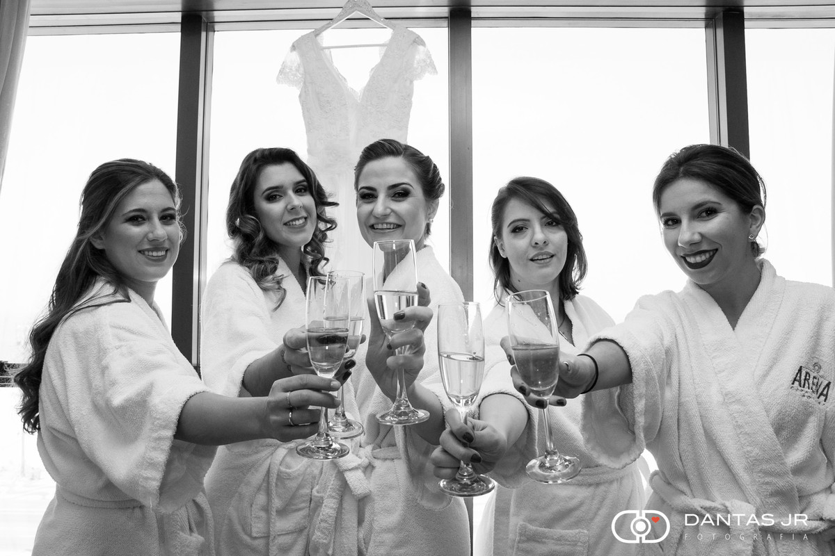 noiva brindando com as madrinhas de roupão durante o making of