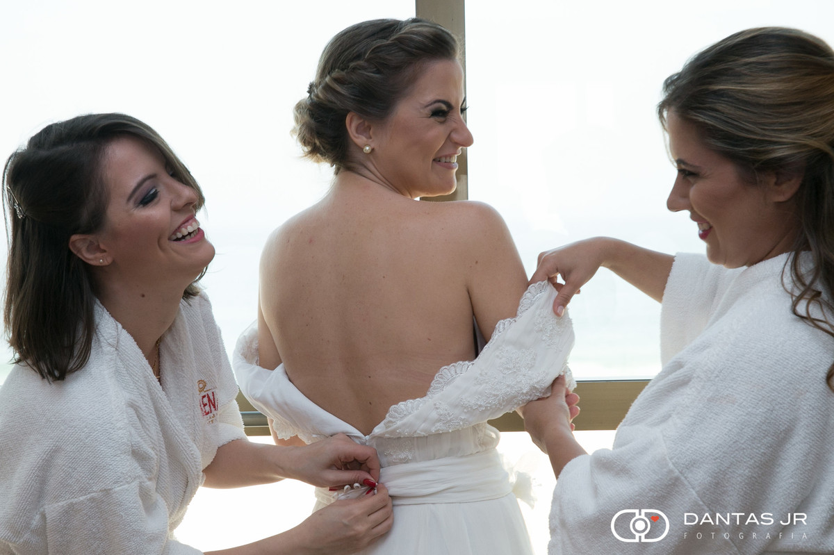 madrinhas fechando vestido da noiva durante o making