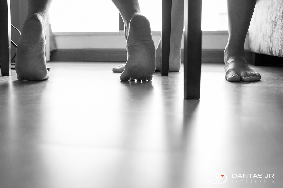 pés da noiva vistos por debaixo da cadeira durante o making of