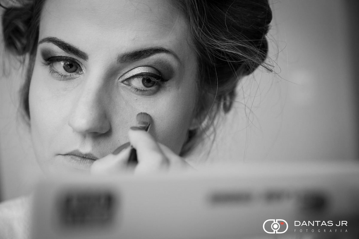 noiva se auto maquiando durante o making of