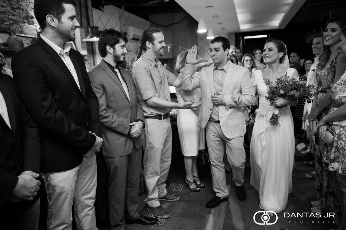 entrada dos noivos juntos em cerimônia de casamento no Bistrô Ouvidor