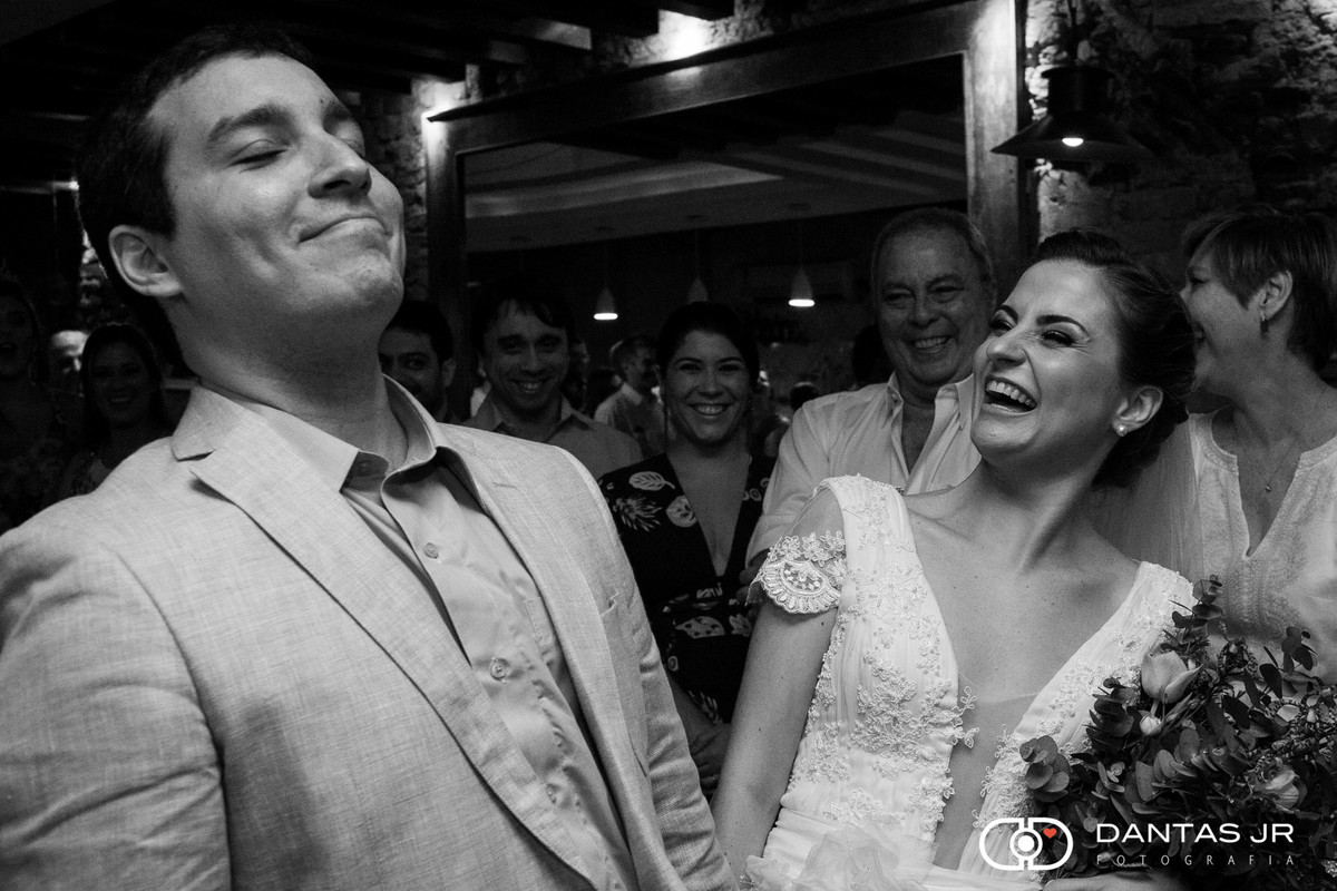 noivos felizes e rindo durante cerimônia de casamento