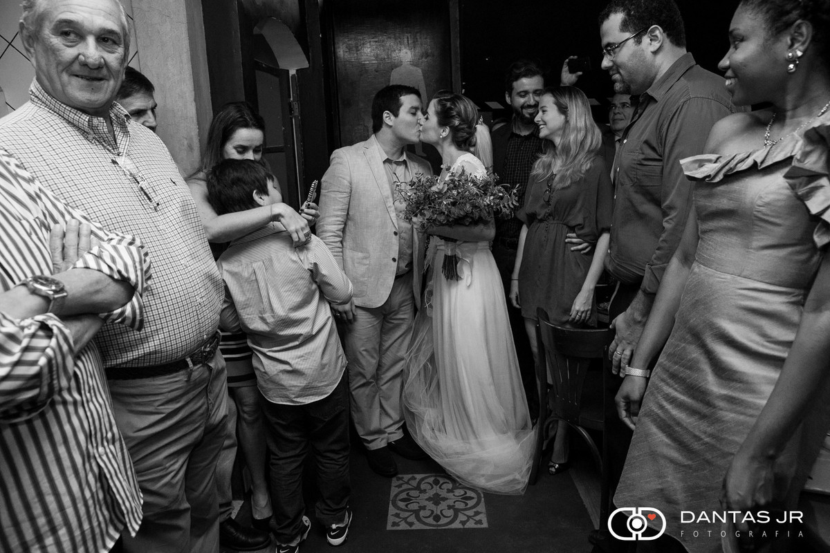 beijo dos noivos durante cerimônia de casamento em Bistrô Ouvidor Centro