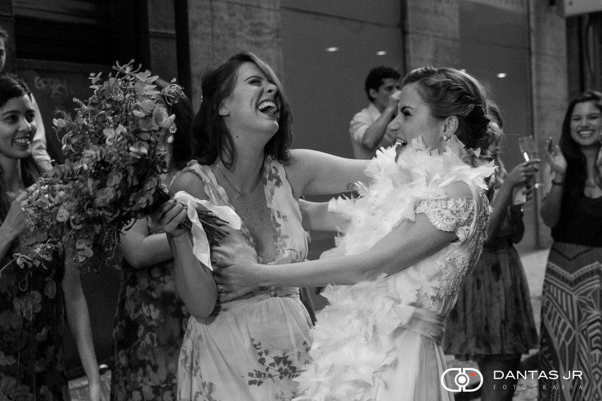 amiga feliz recebendo buque de casamento da noiva em ruas no centro do rio de janeiro