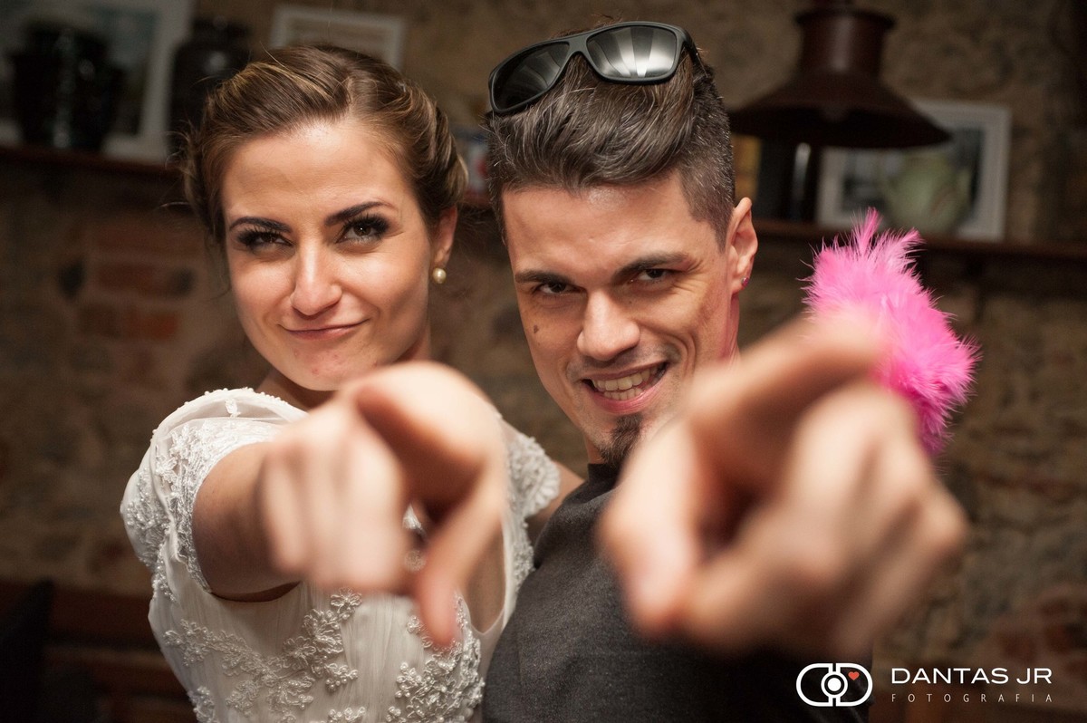 noiva apontando para camera