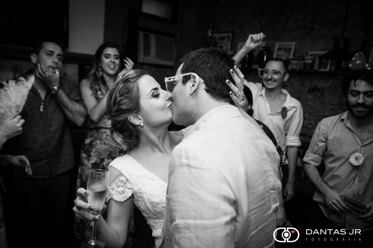 noivos se beijando durante festa de casamento no bistro ouvidor pelo fotografo dantas jr
