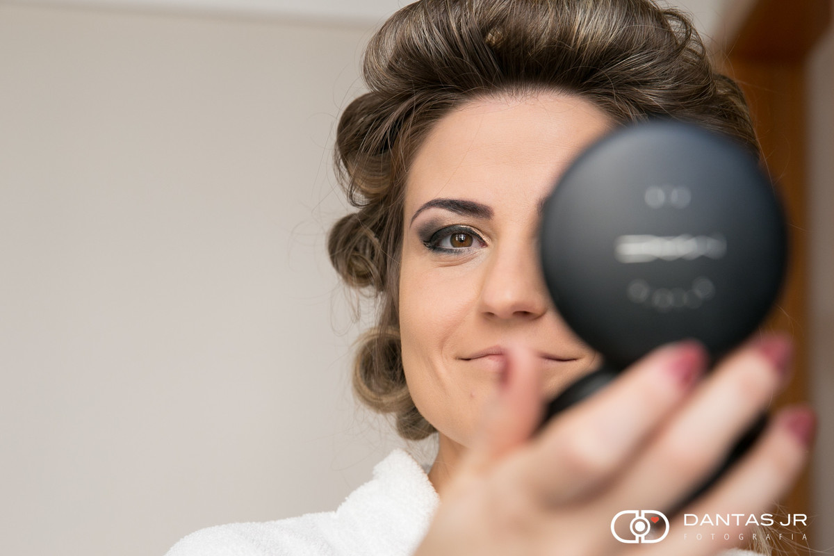 noiva se olhando no espelho durante o making of