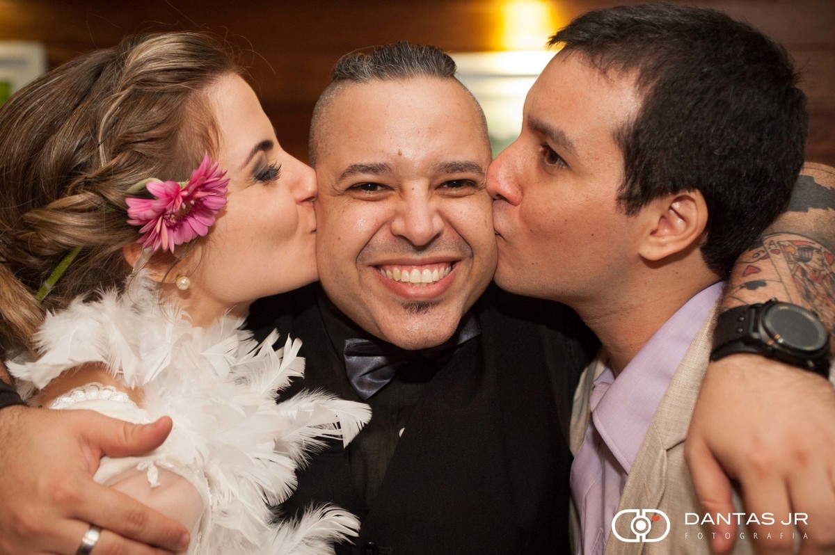noivos felizes e apaixonados beijando o melhor fotógrafo de casamentos do Rio de Janeiro e Brasil Dantas Jr