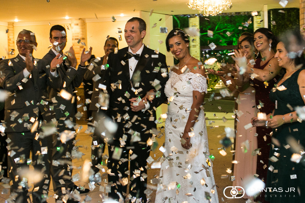 casal entrando no salão com confetes