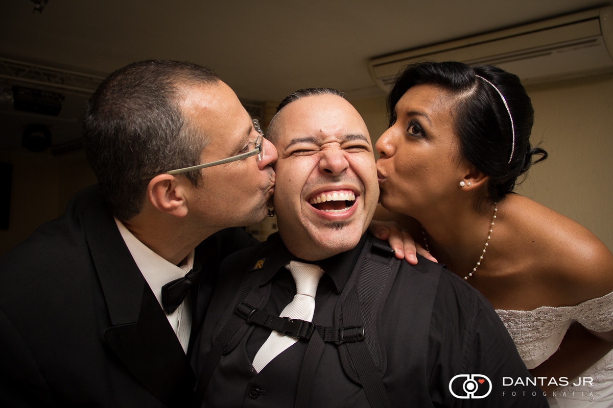 noivos amando o melhor fotografo de casamento do rio de janeiro dantas jr