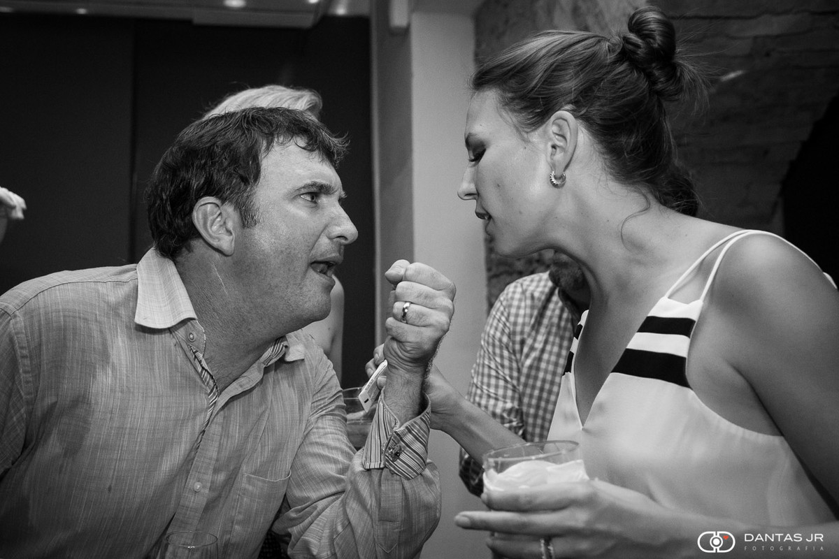 festa de casamento no hotel santa teresa casal de noivos cantando animados destination wedding