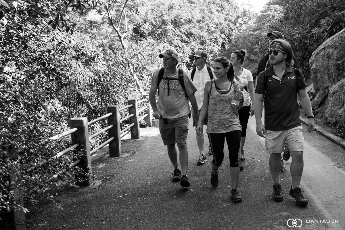 pessoas caminhando pela pista claudio coutinho