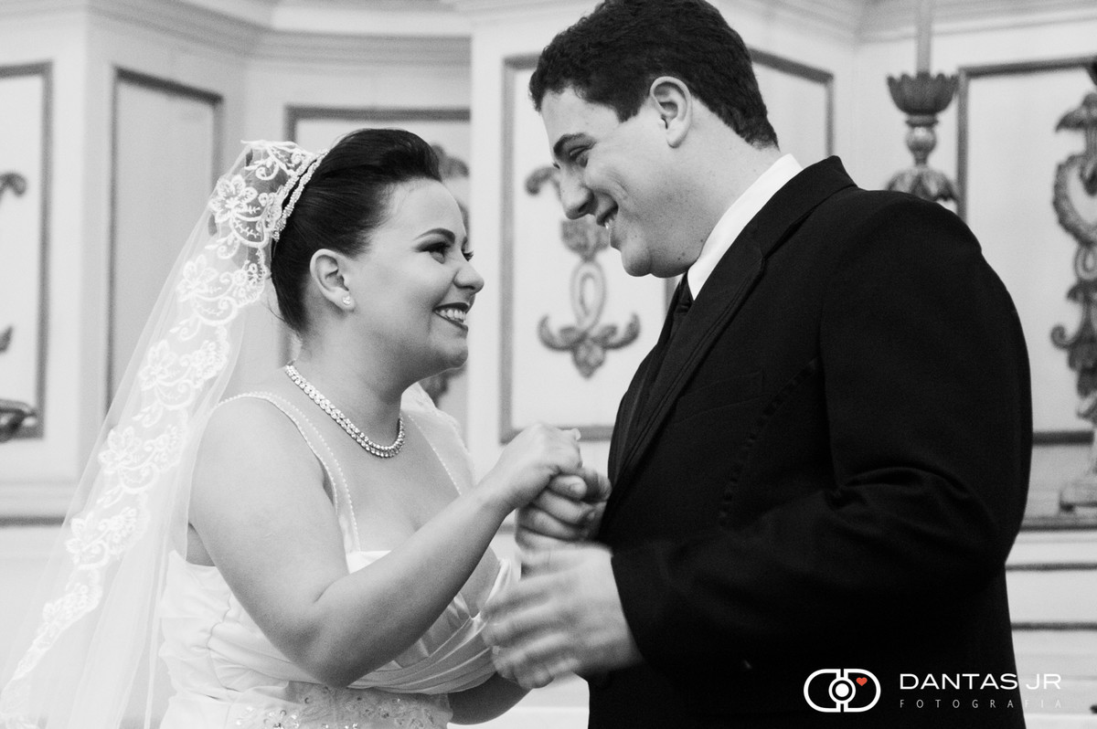 noivos apaixonados e se divertindo durante cerimônia de casamento