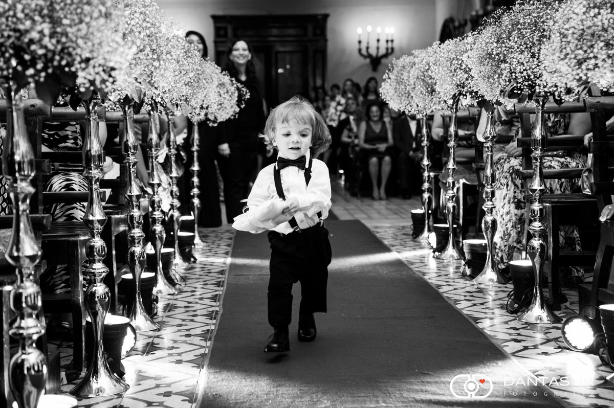 pajem entrando correndo com as alianças em cerimonia de casamento