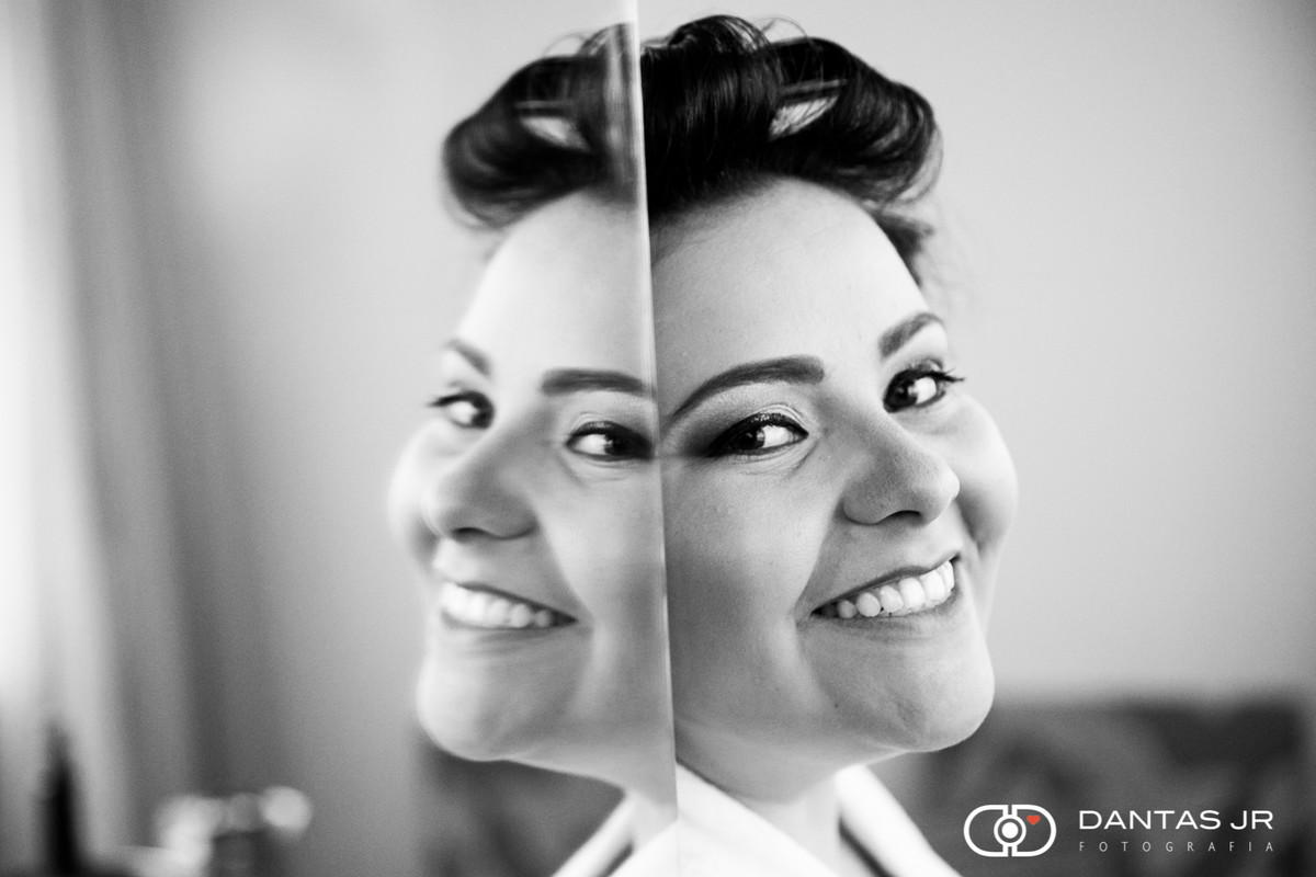noiva linda antes da cerimonia e durante making of com reflexo no espelho