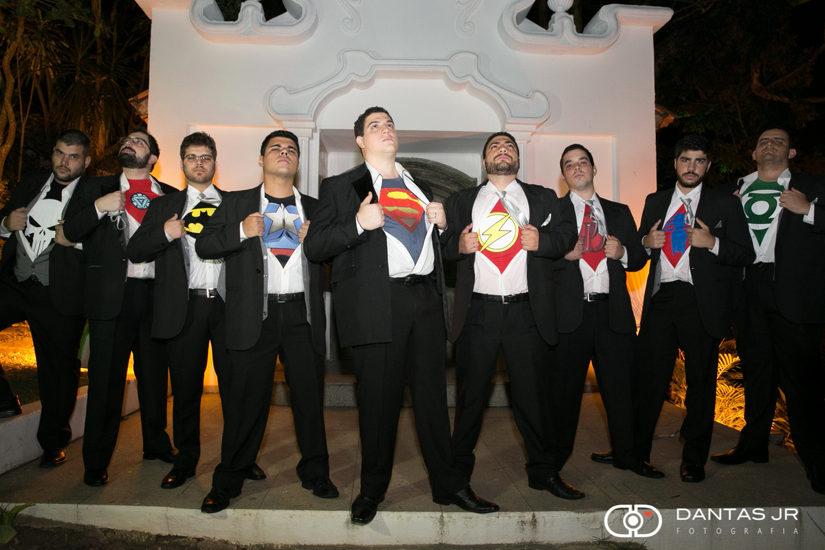 noivos e padrinhos vestidos de super heróis