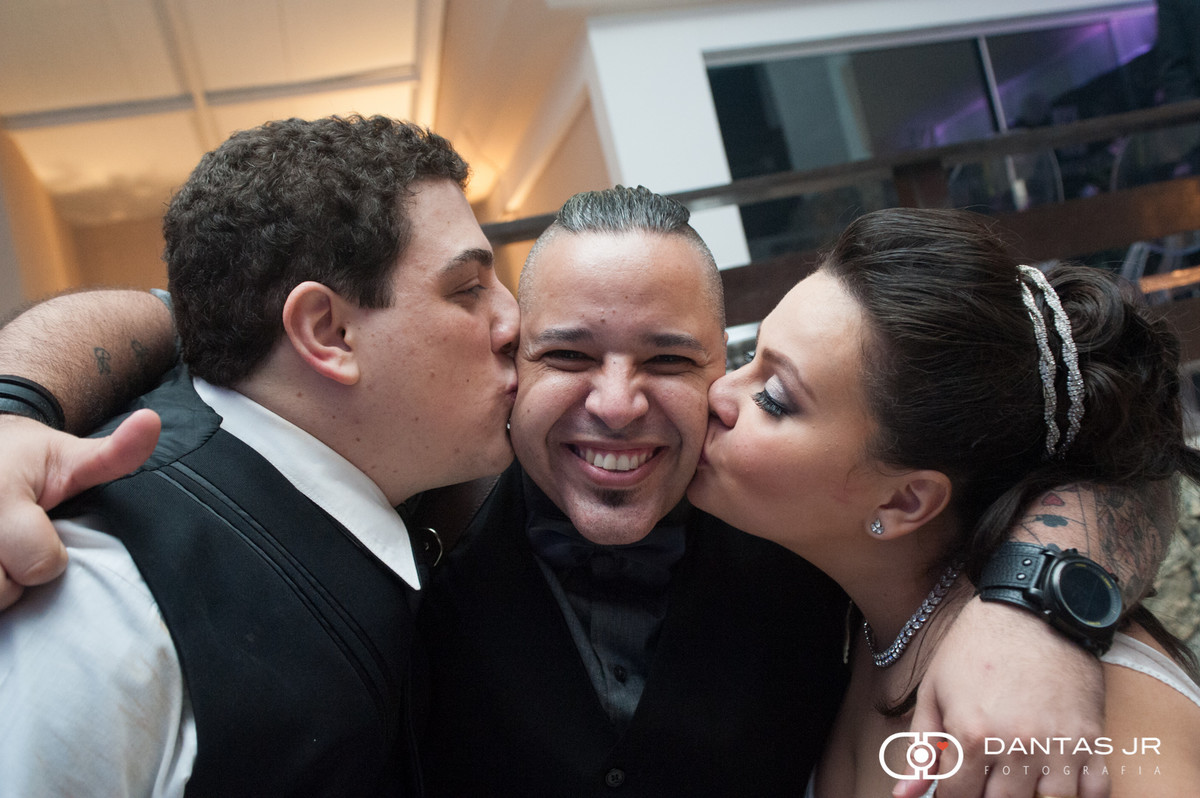 casal de noivos felizes beijando o melhor fotógrafo de casamentos e destination wedding do Brasil Dantas Jr