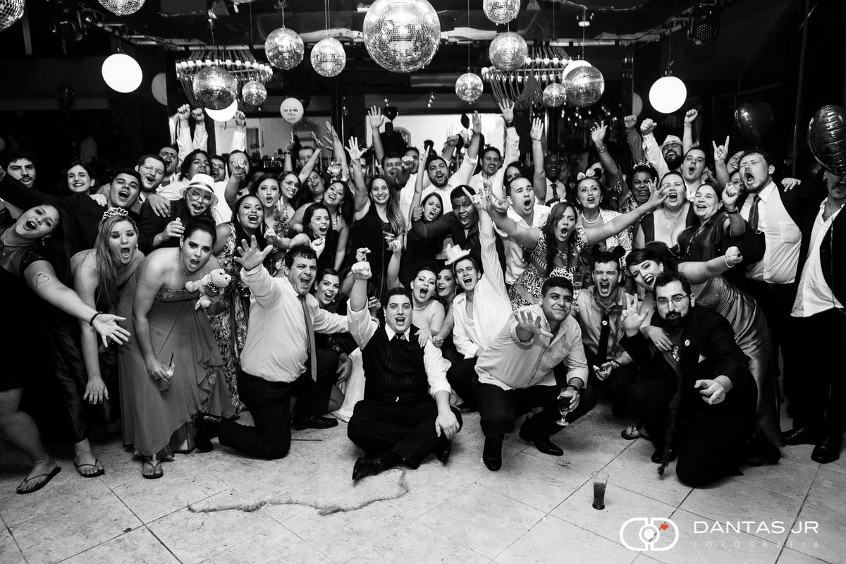 fim de festa d ecasamento com todos os convidados no salão gritando