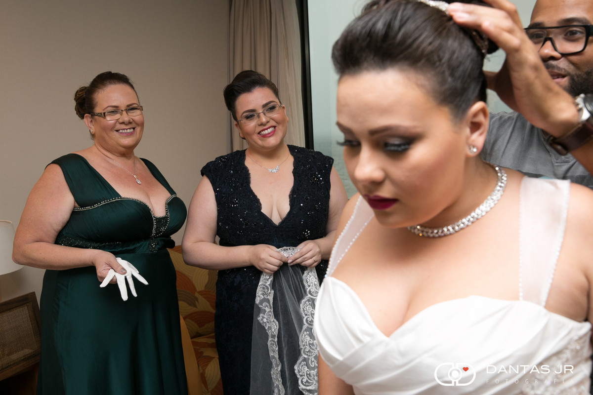 mãe e irma da noiva com olhares apaixonados enquanto noiva se apronta no making of