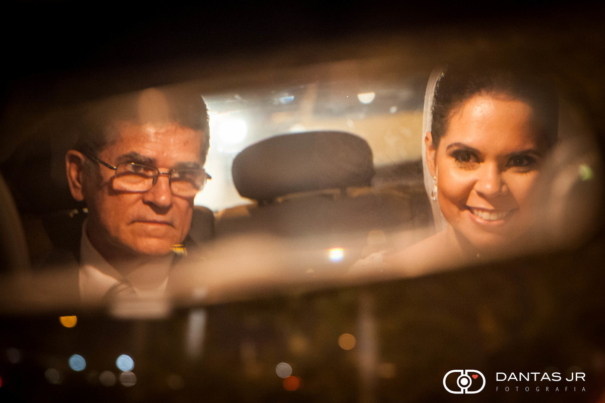 noiva com o pai no retrovisor