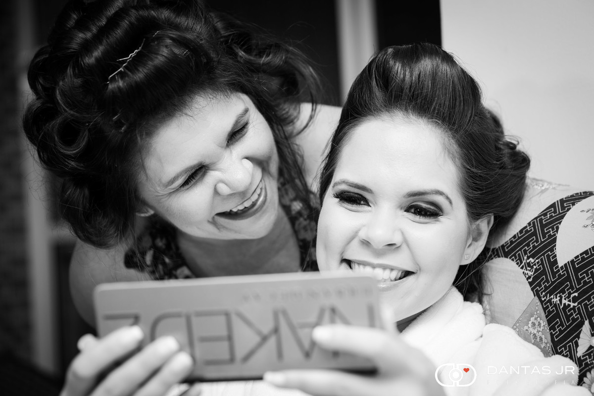 noiva se arrumando no making of recebendo carinho da sua mãe