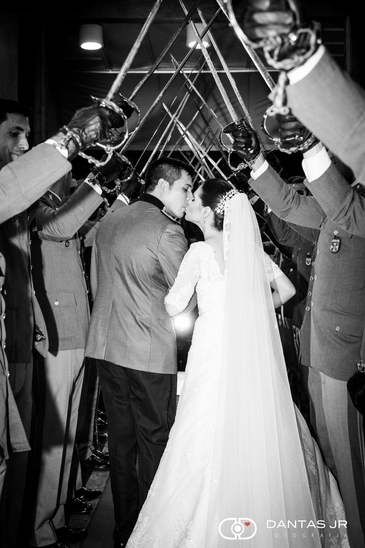 teto de aço na saída dos noivos em igreja