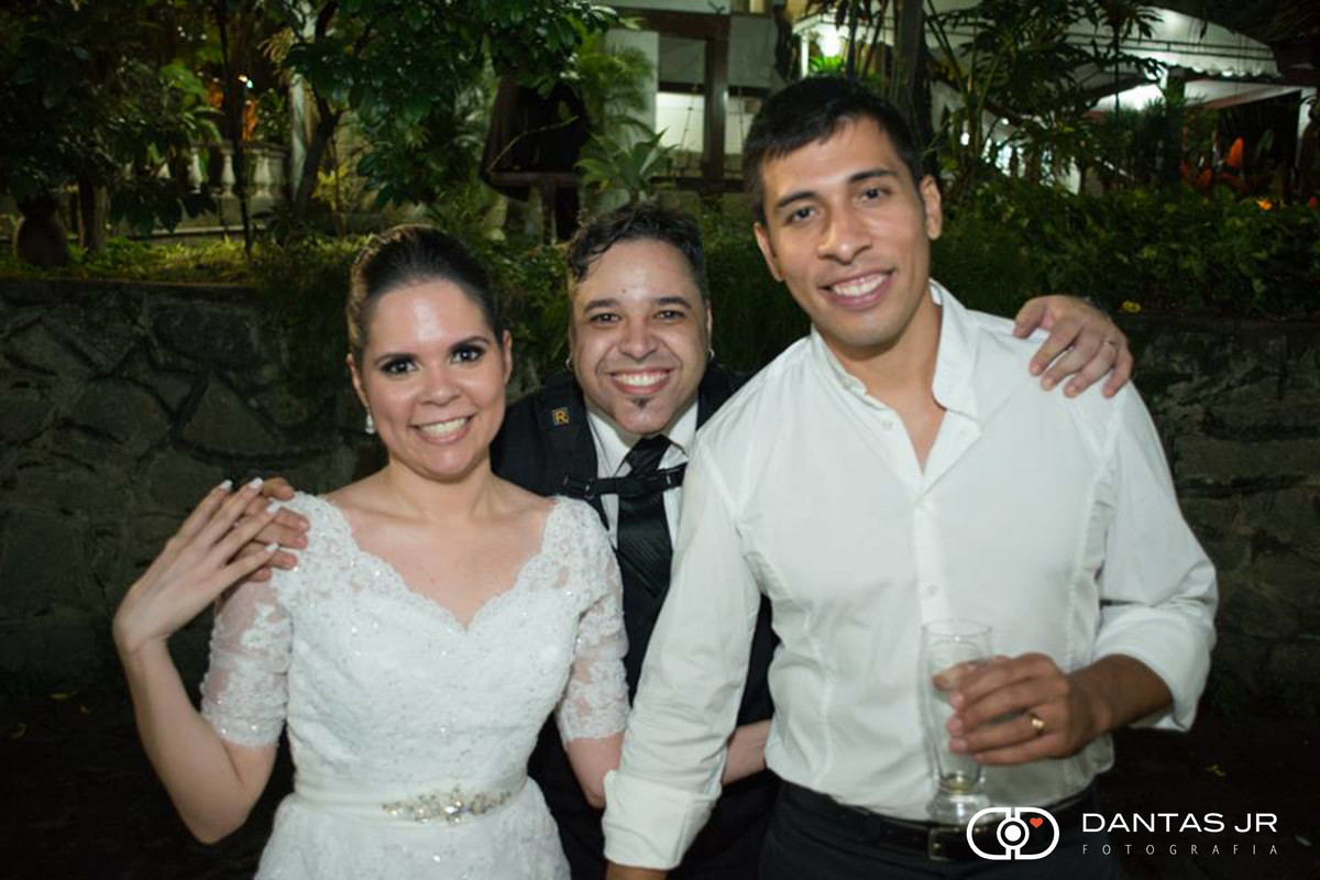 Dantas Jr o melhor fotógrafo de casamentos do Brasil recebendo carinho dos noivos