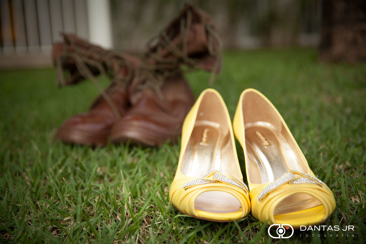 casamento militar acessórios sapato amarelo da noiva com a bota de exército do noivo